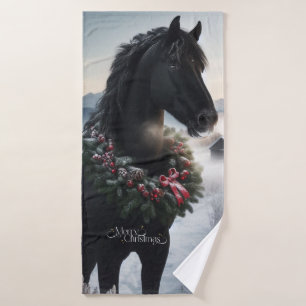 Schwarzes Pferd im Schnee mit Weihnachtskranz Badehandtuch