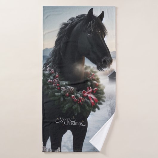 Schwarzes Pferd im Schnee mit Weihnachtskranz Badehandtuch (Badehandtuch)