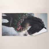 Schwarzes Pferd im Schnee mit Weihnachtskranz Badehandtuch (Badehandtuch)