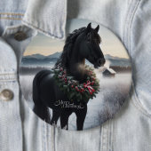 Schwarzes Pferd im Schnee mit Weihnachtskranz Button (Beispiel)