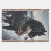Schwarzes Pferd im Schnee mit Weihnachtskranz Decke (Vorderseite)