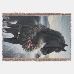 Schwarzes Pferd im Schnee mit Weihnachtskranz Decke