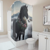 Schwarzes Pferd im Schnee mit Weihnachtskranz Duschvorhang (Beispiel)