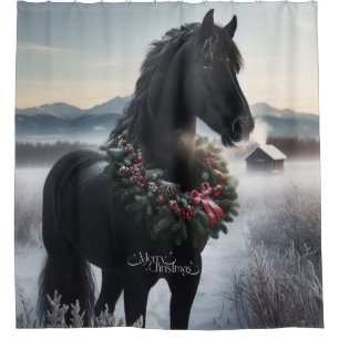 Schwarzes Pferd im Schnee mit Weihnachtskranz Duschvorhang