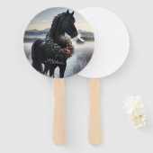 Schwarzes Pferd im Schnee mit Weihnachtskranz Fächer (Vorne und Hinten)
