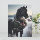 Schwarzes Pferd im Schnee mit Weihnachtskranz Feiertagskarte (Stehend Vorderseite)