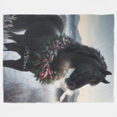 Schwarzes Pferd im Schnee mit Weihnachtskranz Fleecedecke (Vorderseite (Horizontal))