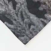 Schwarzes Pferd im Schnee mit Weihnachtskranz Fleecedecke (Ecke)