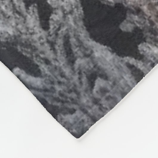 Schwarzes Pferd im Schnee mit Weihnachtskranz Fleecedecke (Ecke)