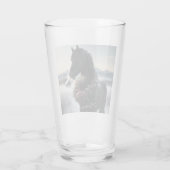 Schwarzes Pferd im Schnee mit Weihnachtskranz Glas (Rückseite)