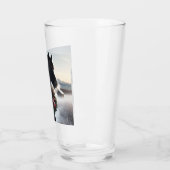 Schwarzes Pferd im Schnee mit Weihnachtskranz Glas (Links)