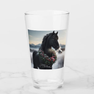 Schwarzes Pferd im Schnee mit Weihnachtskranz Glas