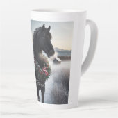 Schwarzes Pferd im Schnee mit Weihnachtskranz Milchtasse (Rechte Ecke)