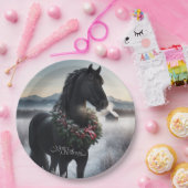 Schwarzes Pferd im Schnee mit Weihnachtskranz Pappteller (Party)