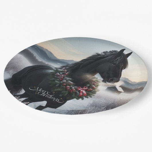 Schwarzes Pferd im Schnee mit Weihnachtskranz Pappteller (Schrägansicht)