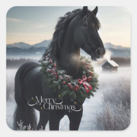 Schwarzes Pferd im Schnee mit Weihnachtskranz