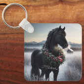 Schwarzes Pferd im Schnee mit Weihnachtskranz Schlüsselanhänger (Vorderseite)