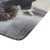 Schwarzes Pferd im Schnee mit Weihnachtskranz Schneidebrett (Ecke)