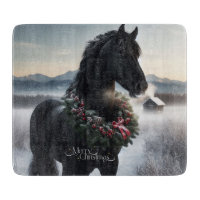 Schwarzes Pferd im Schnee mit Weihnachtskranz