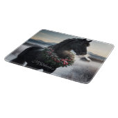 Schwarzes Pferd im Schnee mit Weihnachtskranz Schneidebrett (Ecke)