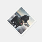 Schwarzes Pferd im Schnee mit Weihnachtskranz Serviette (Ecke)