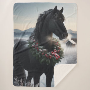 Schwarzes Pferd im Schnee mit Weihnachtskranz Sherpadecke