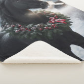 Schwarzes Pferd im Schnee mit Weihnachtskranz Sherpadecke (3/4)