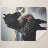 Schwarzes Pferd im Schnee mit Weihnachtskranz Sherpadecke (Vorderseite (Horizontal))