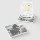 Schwarzes Pferd im Schnee mit Weihnachtskranz Steinuntersetzer (Seitenansicht)