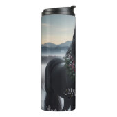 Schwarzes Pferd im Schnee mit Weihnachtskranz Thermosbecher (Nach links gedreht)