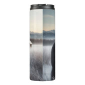 Schwarzes Pferd im Schnee mit Weihnachtskranz Thermosbecher (Rückseite)