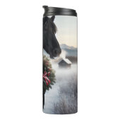 Schwarzes Pferd im Schnee mit Weihnachtskranz Thermosbecher (Nach rechts gedreht)