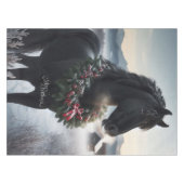 Schwarzes Pferd im Schnee mit Weihnachtskranz Tischdecke (Vorderseite (Horizontal))