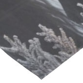 Schwarzes Pferd im Schnee mit Weihnachtskranz Tischdecke (Schrägansicht)