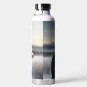 Schwarzes Pferd im Schnee mit Weihnachtskranz Trinkflasche (Rechts)