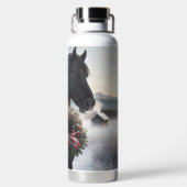 Schwarzes Pferd im Schnee mit Weihnachtskranz Trinkflasche (Rückseite)