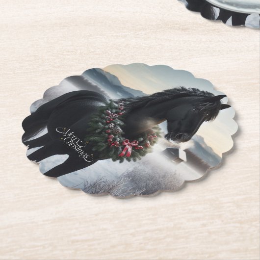 Schwarzes Pferd im Schnee mit Weihnachtskranz Untersetzer (angewinkelt)