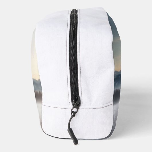 Schwarzes Pferd im Schnee mit Weihnachtskranz Waschbeutel (Rechts)