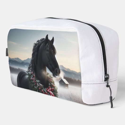 Schwarzes Pferd im Schnee mit Weihnachtskranz Waschbeutel (Rechte Ecke)