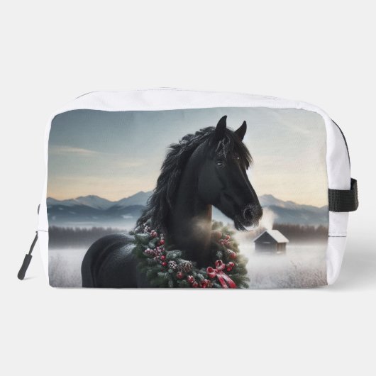 Schwarzes Pferd im Schnee mit Weihnachtskranz Waschbeutel (Rückseite)