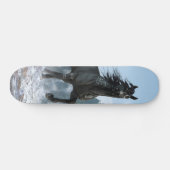 Schwarzes Pferd in Kriegsfarbe Skateboard (Horizontal)