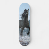 Schwarzes Pferd in Kriegsfarbe Skateboard (Vorderseite)