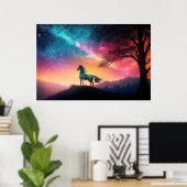 Schwarzes Pferd in lebendiger Berglandschaft Poster (Heimbüro)