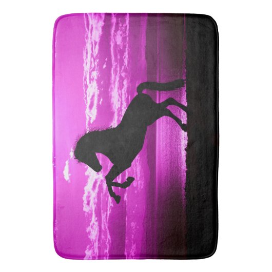 Schwarzes Pferd Lila Himmel und Wasser Badematte (Vorderseite Vertikal)