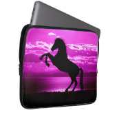 Schwarzes Pferd Lila Himmel und Wasser Laptopschutzhülle (Vorne Rechts)