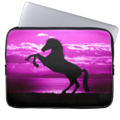 Schwarzes Pferd Lila Himmel und Wasser Laptopschutzhülle (Vorderseite)