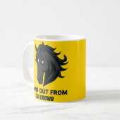 Schwarzes Pferd mit Text, das sich von der Masse a Kaffeetasse (Vorderseite Links)