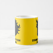 Schwarzes Pferd mit Text, das sich von der Masse a Kaffeetasse (Mittel)