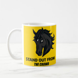 Schwarzes Pferd mit Text fällt aus der Masse herau Kaffeetasse