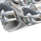Schwarzes Pferd mit Weihnachtskranz Geschenkpapier (Rolleneckpunkt)